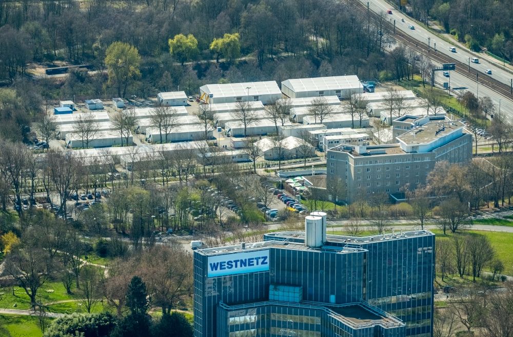 Luftaufnahme Dortmund - Flüchtlingsheim- und Asylunterkunfts- Zeltlager als Behelfsunterkunft an der Ruhrallee auf dem Parkplatz Buschmühle in Dortmund im Bundesland Nordrhein-Westfalen