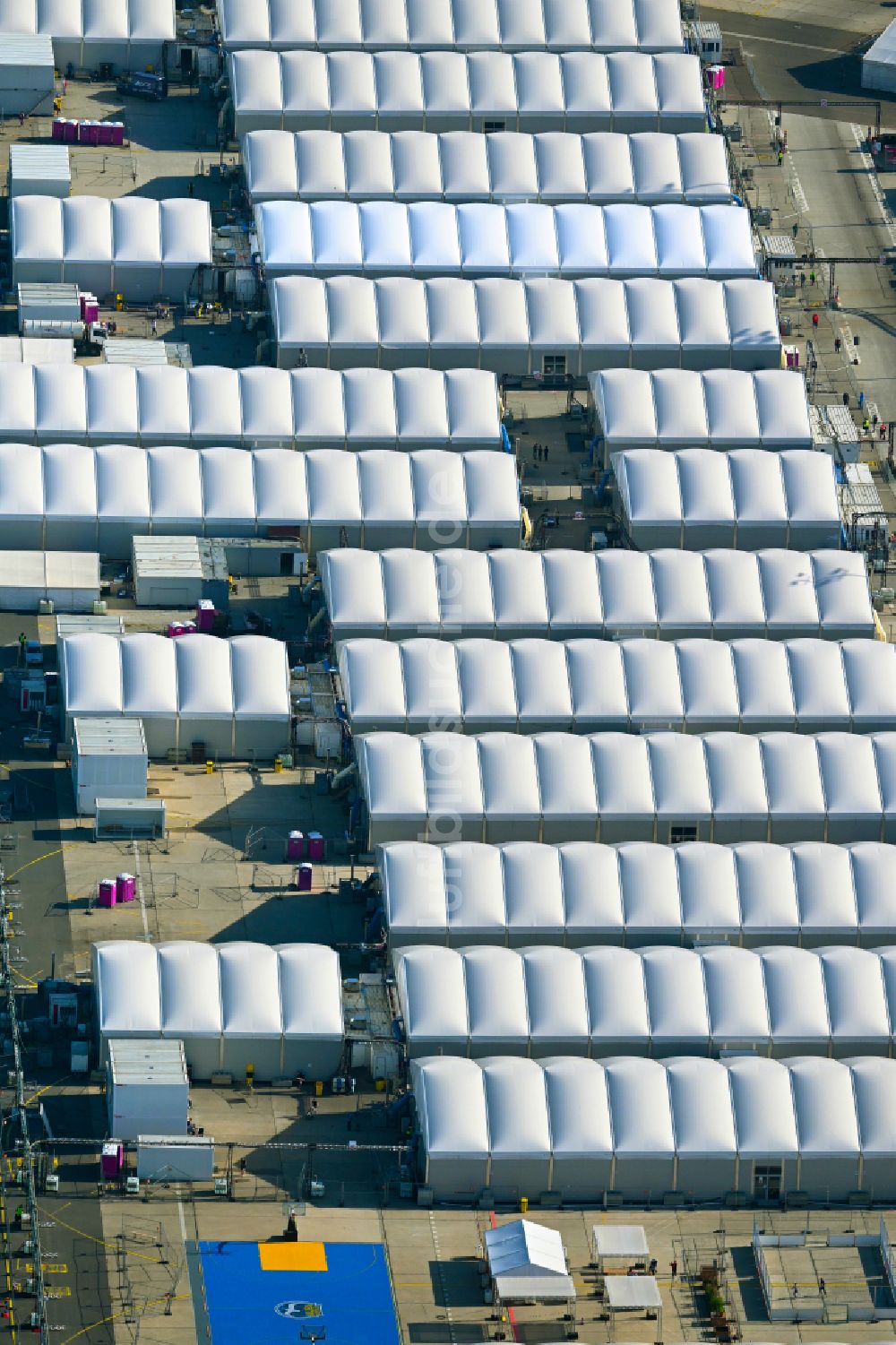Luftbild Berlin - Flüchtlingsheim- und Asylunterkunfts- Zeltlager als Behelfsunterkunft Ukraine Ankunftszentrum TXL in Berlin, Deutschland