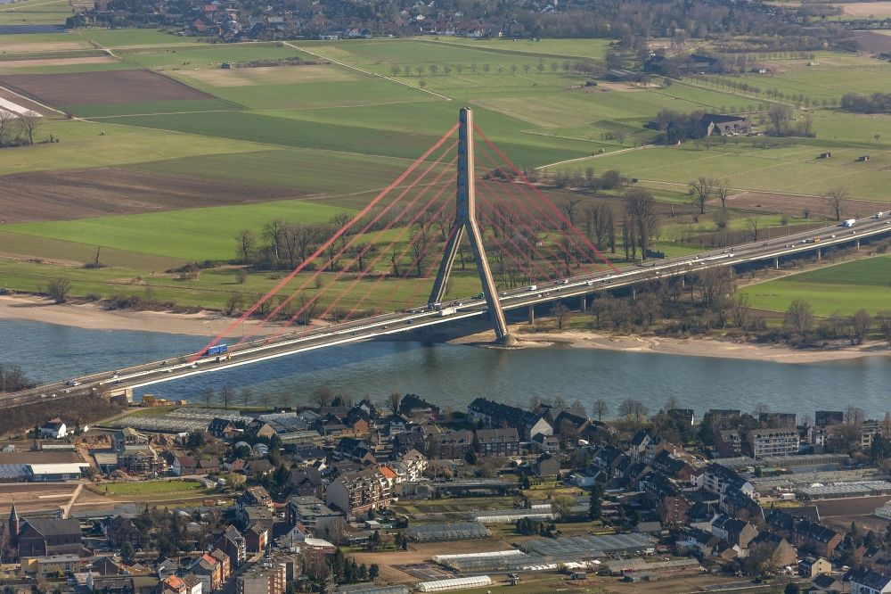 Düsseldorf von oben - Fleher Brücke zwischen Düsseldorf und Neuss im Bundesland Nordrhein-Westfalen
