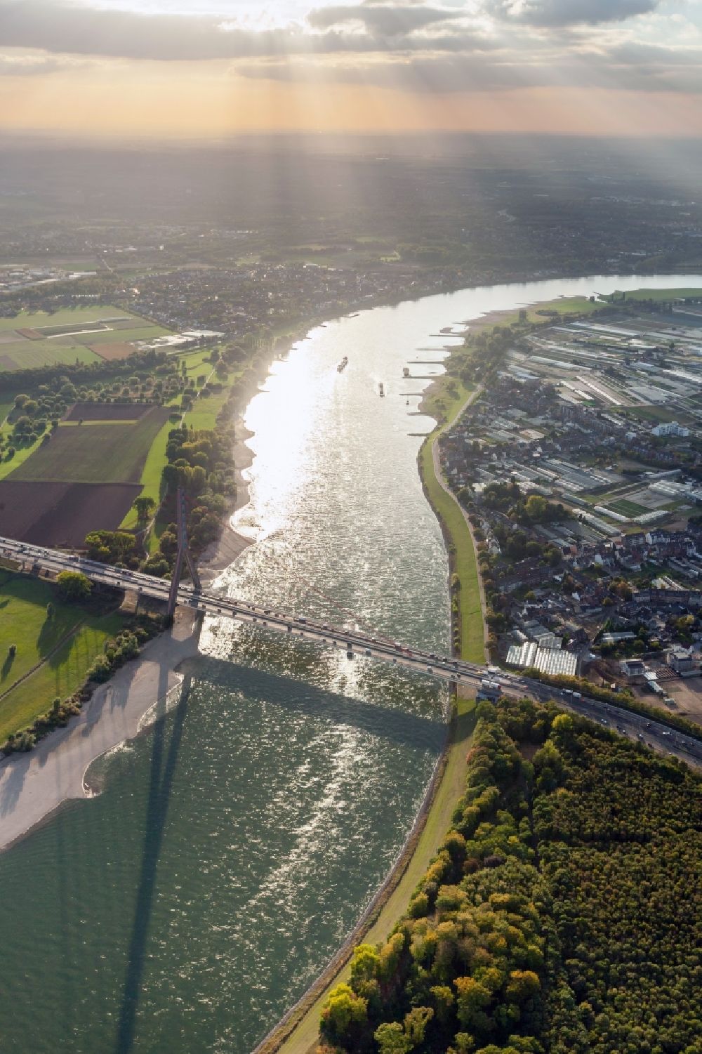Düsseldorf aus der Vogelperspektive: Fleher Brücke zwischen Düsseldorf und Neuss im Bundesland Nordrhein-Westfalen