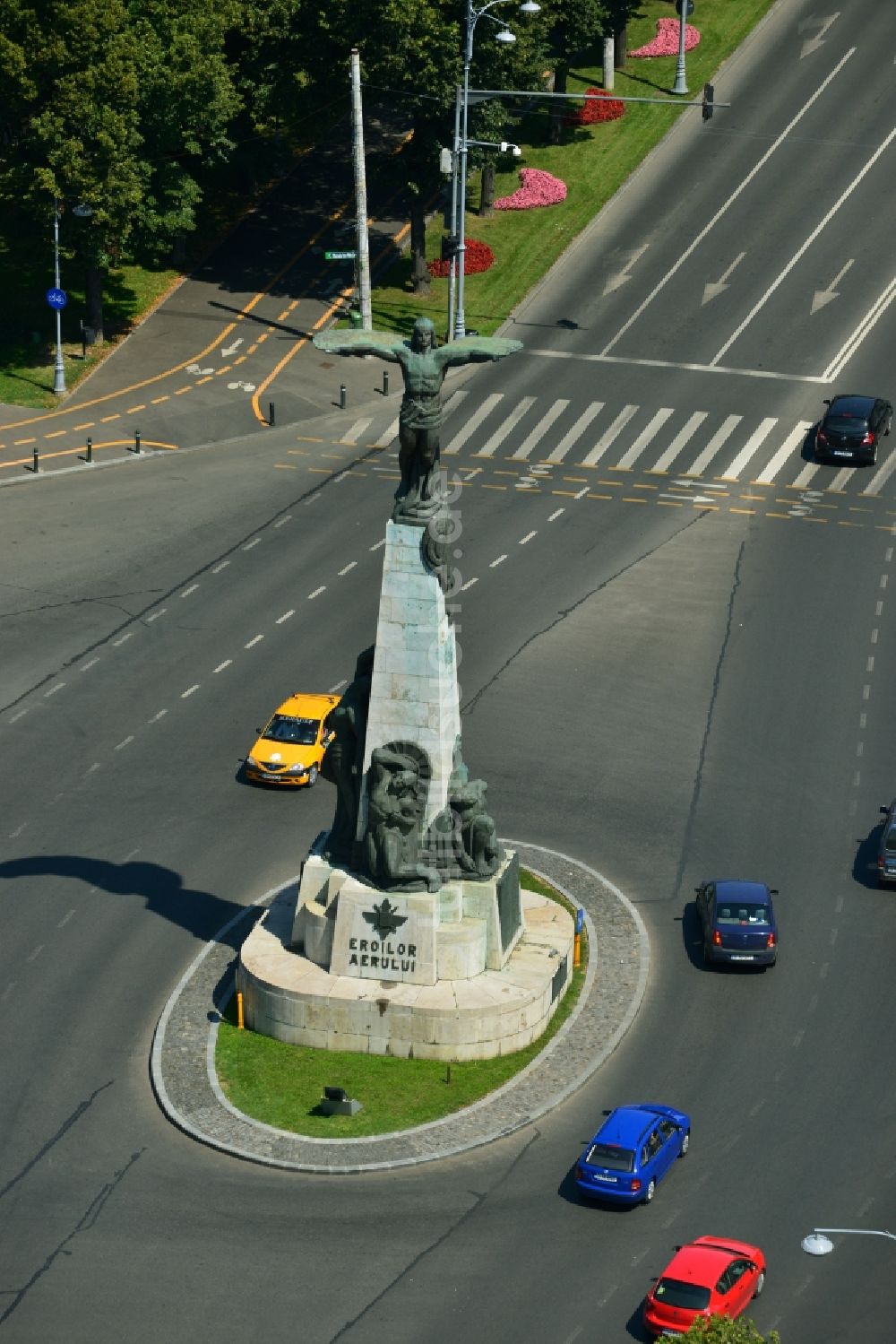 Luftbild Bukarest - Fliegerdenkmal ( Eroilor Aerului ) am Kreisverkehr des Bulevardul Aviatorilor im Stadtzentrum der Hauptstadt Bukarest in Rumänien