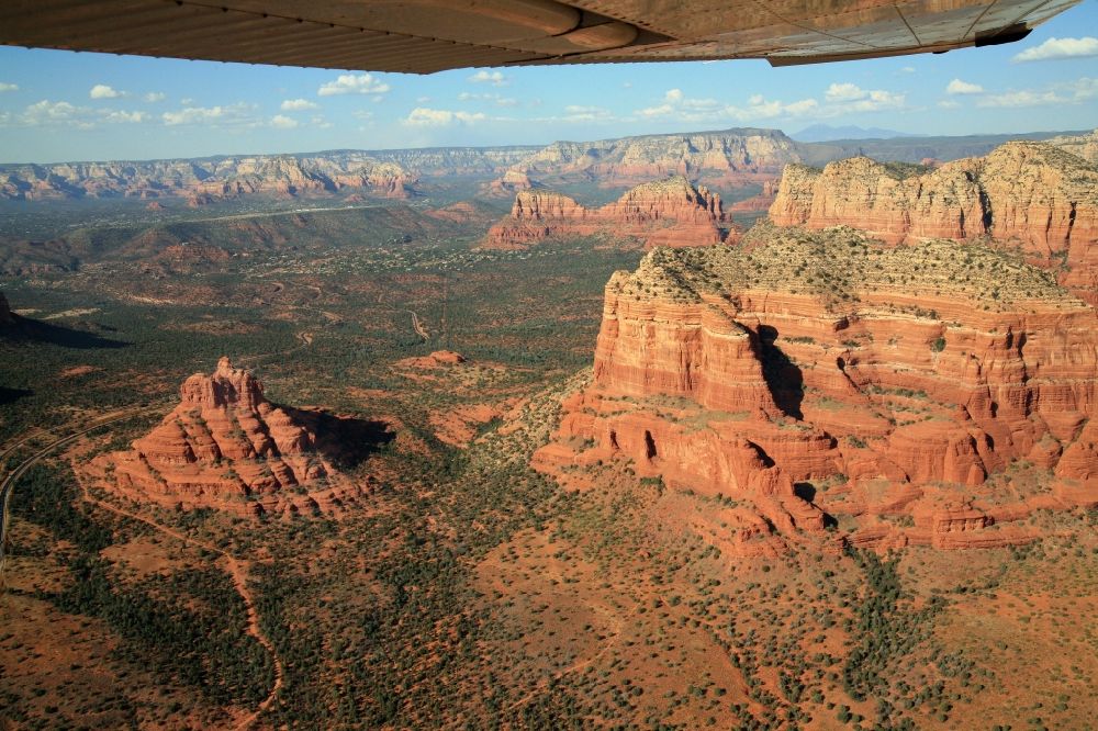 Sedona aus der Vogelperspektive: Flug über die Felsen- und Berglandschaft bei Sedona in Arizona in USA