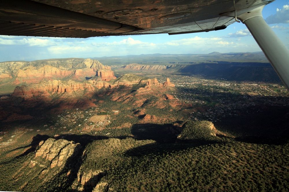 Luftbild Sedona - Flug über die Felsen- und Berglandschaft bei Sedona in Arizona in USA