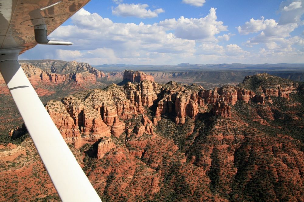 Sedona von oben - Flug über die Felsen- und Berglandschaft bei Sedona in Arizona in USA