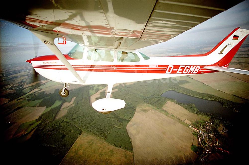 Luftaufnahme Eggersdorf - Flug mit einer C172 D-EGMB der AEROTOURS GmbH Strausberg über Eggersdorf in der Märkischen Schweiz in 6000 ft Höhe.