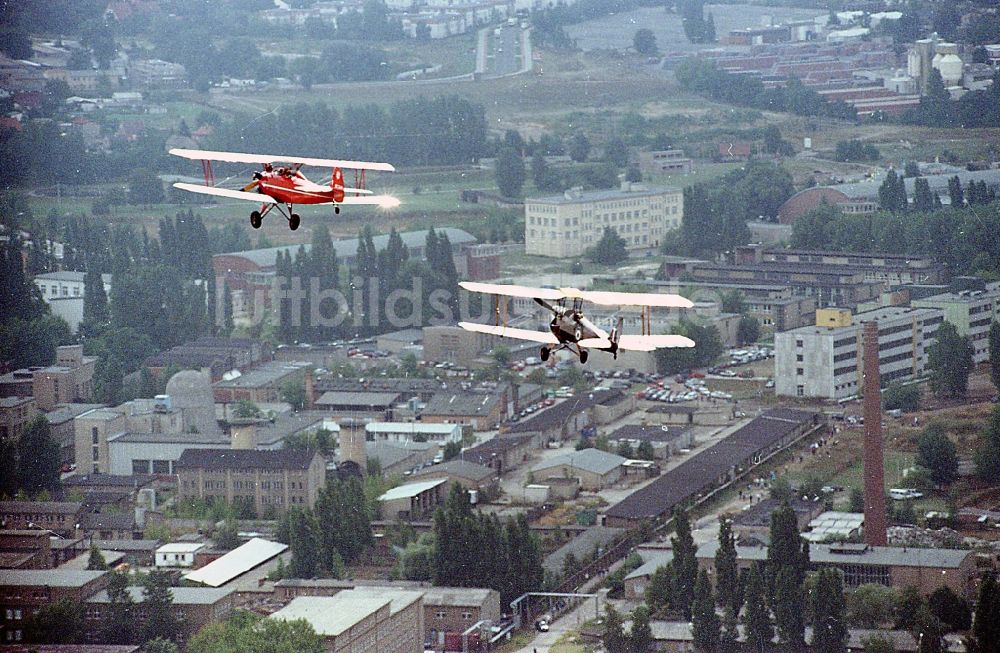 Luftbild Berlin - Flugbetrieb anläßlich des historischen Flugtages im Ortsteil Johannisthal in Berlin, Deutschland