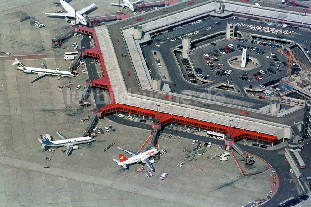 Berlin von oben - Flugbetrieb am Terminal des Flughafens Berlin - Tegel