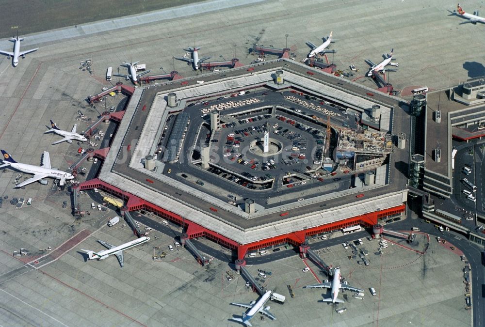 Berlin aus der Vogelperspektive: Flugbetrieb am Terminal des Flughafens Berlin - Tegel