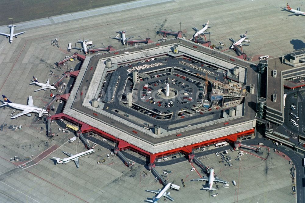 Luftaufnahme Berlin - Flugbetrieb am Terminal des Flughafens Berlin - Tegel