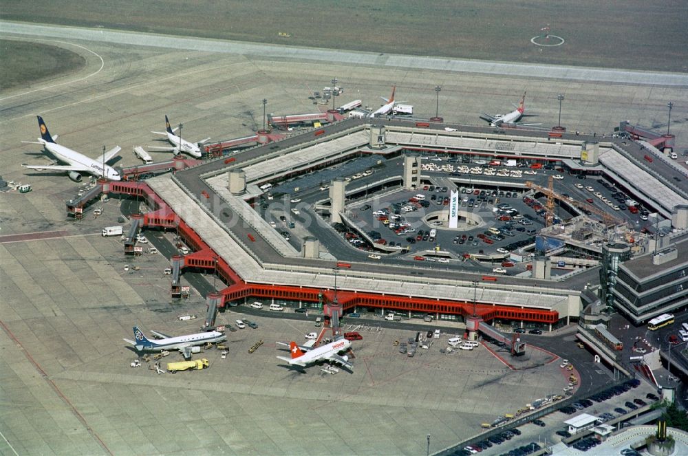 Luftbild Berlin - Flugbetrieb am Terminal des Flughafens Berlin - Tegel