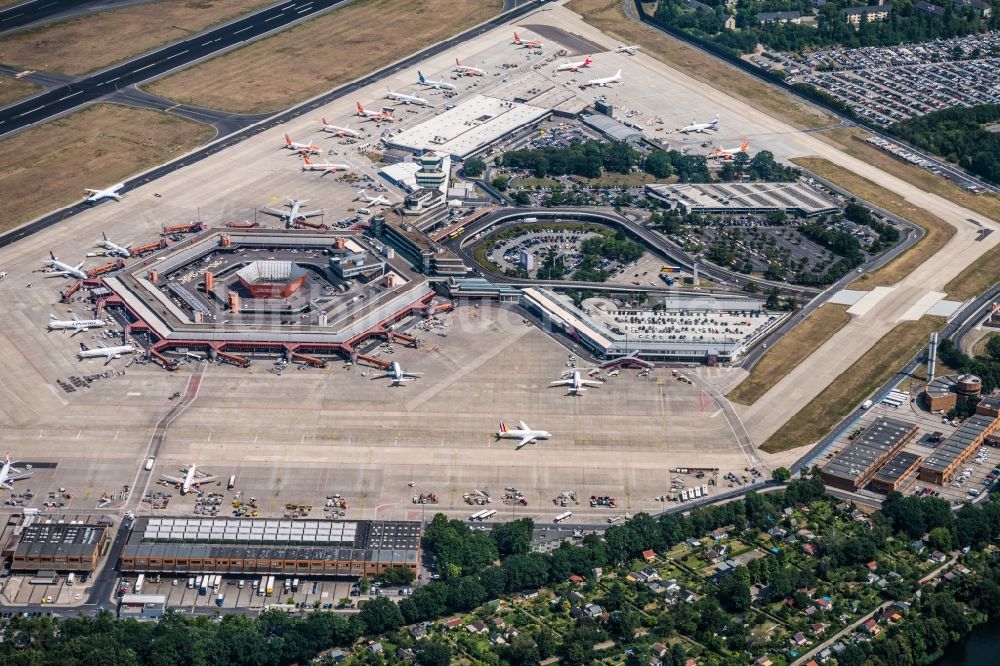 Berlin aus der Vogelperspektive: Flugbetrieb am Terminal des Flughafens Berlin - Tegel