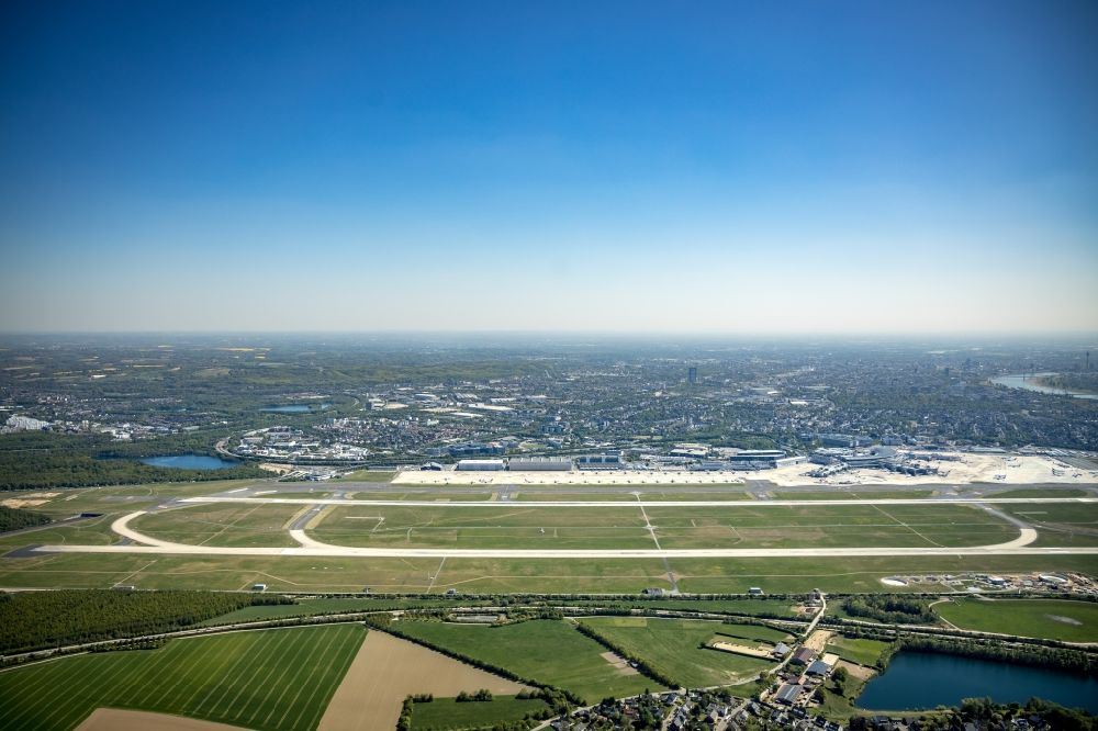 Düsseldorf aus der Vogelperspektive: Flughafen mit Startbahnen und Landebahnen in Düsseldorf im Bundesland Nordrhein-Westfalen, Deutschland