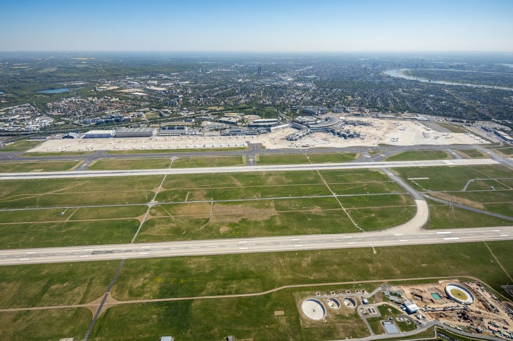 Luftbild Düsseldorf - Flughafen mit Startbahnen und Landebahnen in Düsseldorf im Bundesland Nordrhein-Westfalen, Deutschland