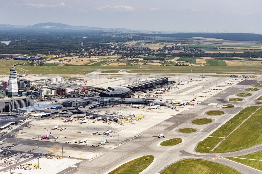 Luftaufnahme Schwechat - Flughafen Tower und Gelände des Flughafen Wien-Schwechat (Vienna International Airport) in Schwechat in Niederösterreich, Österreich