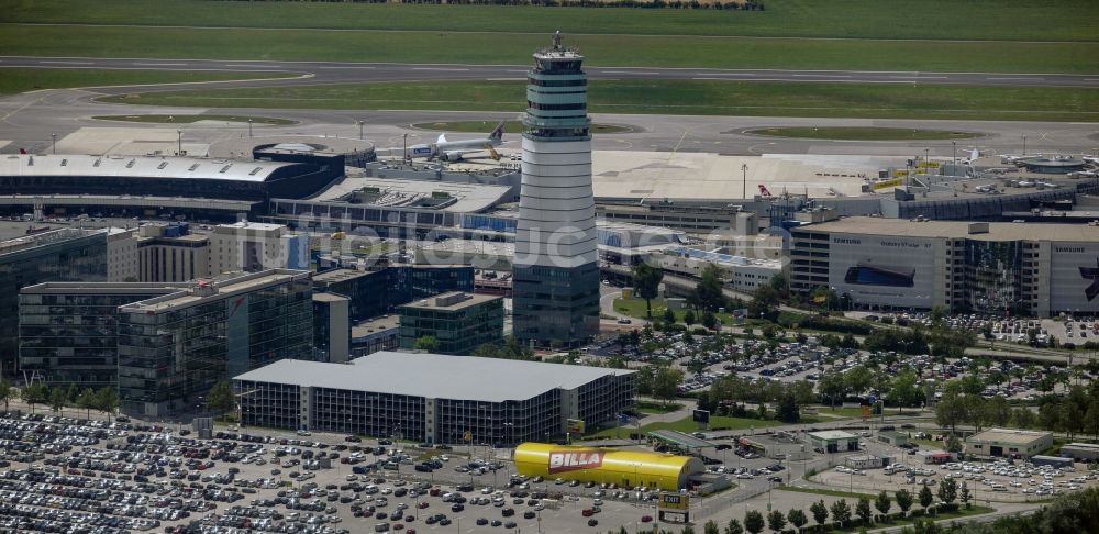 Wien aus der Vogelperspektive: Flughafen Tower auf dem Gelände des Flughafen in Wien in Niederösterreich, Österreich