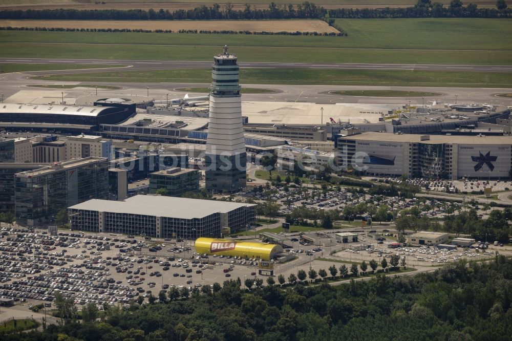 Luftaufnahme Wien - Flughafen Tower auf dem Gelände des Flughafen in Wien in Niederösterreich, Österreich