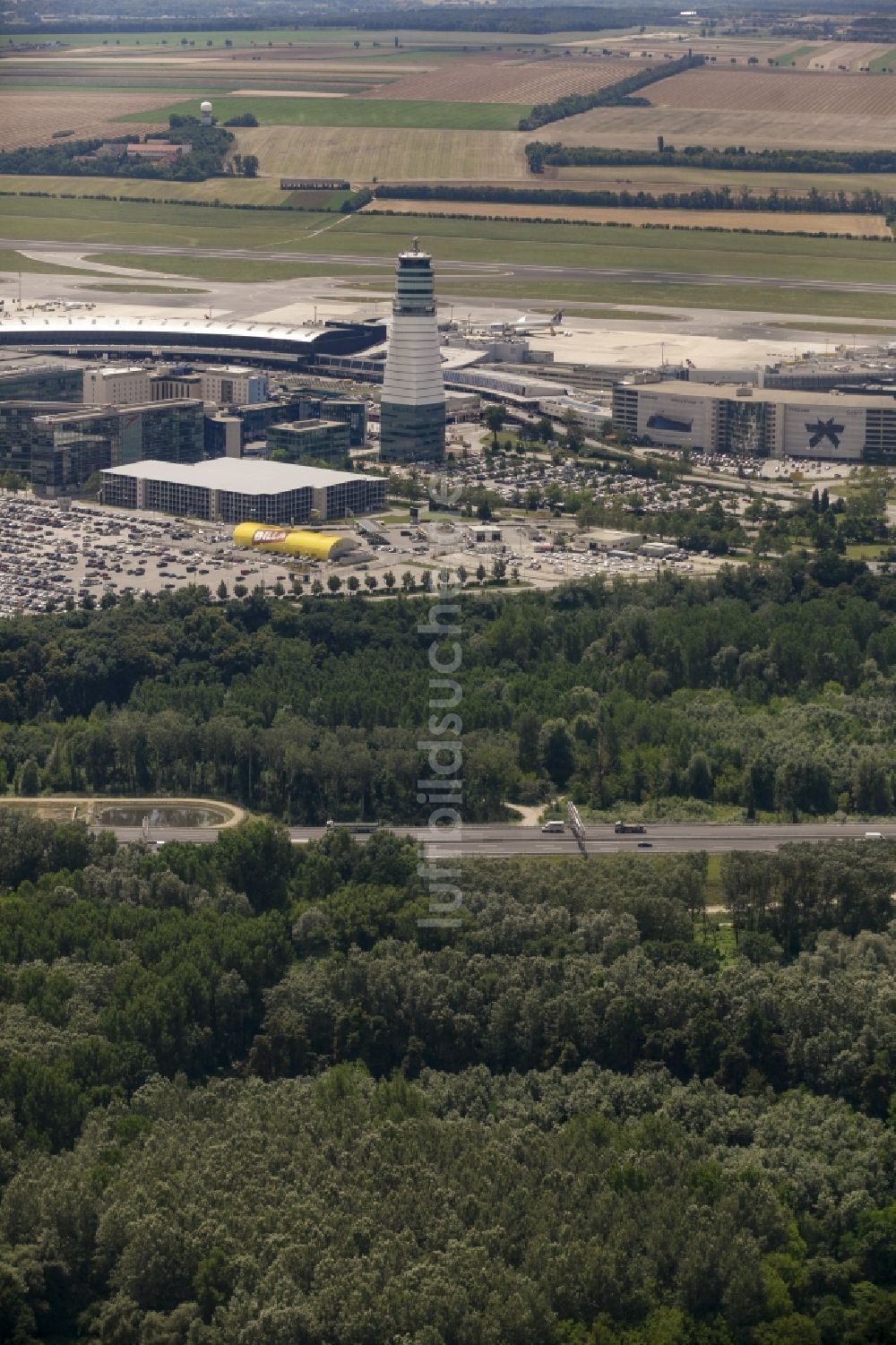 Luftbild Schwechat - Flughafen Tower und Gelände des Flughafen Wien-Schwechat (Vienna International Airport) in Schwechat in Niederösterreich, Österreich