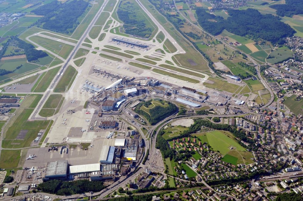 Luftaufnahme Zürich - Flughafen Zürich in der gleichnamigen Stadt in der Schweiz