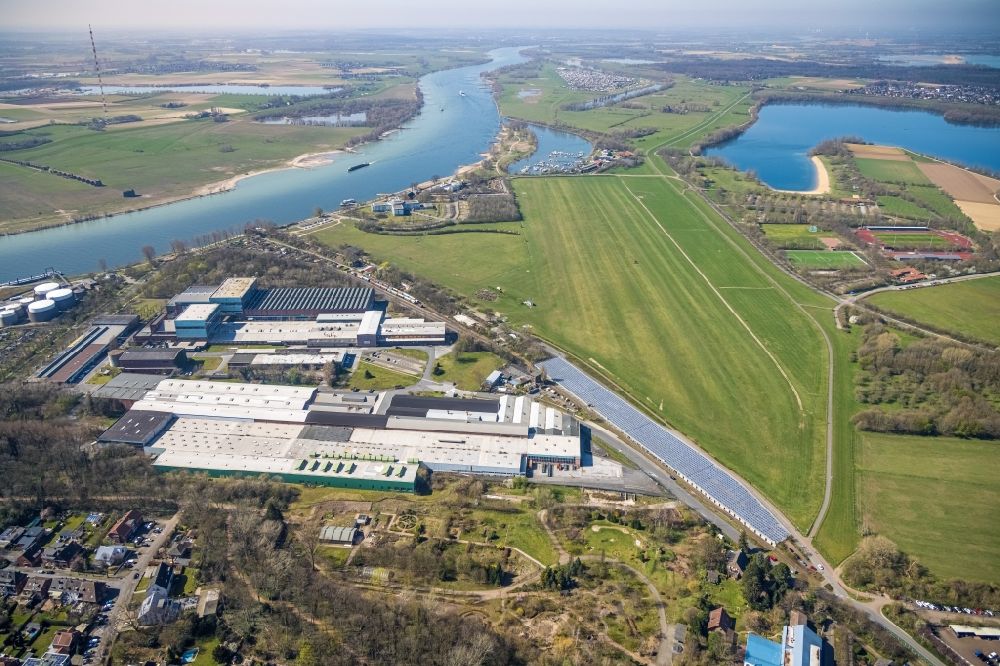Luftbild Wesel - Flugplatz mit Auesee und Rhein in Wesel im Bundesland Nordrhein-Westfalen, Deutschland
