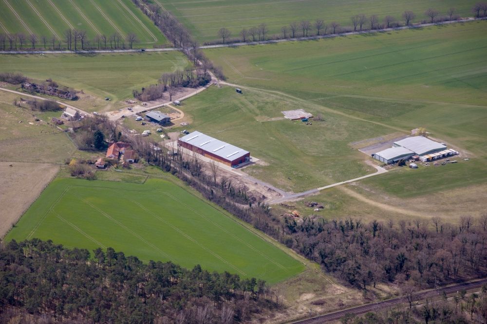 Paulinenaue aus der Vogelperspektive: Flugplatz der Bienenfarm GmbH in Paulinenaue im Bundesland Brandenburg, Deutschland