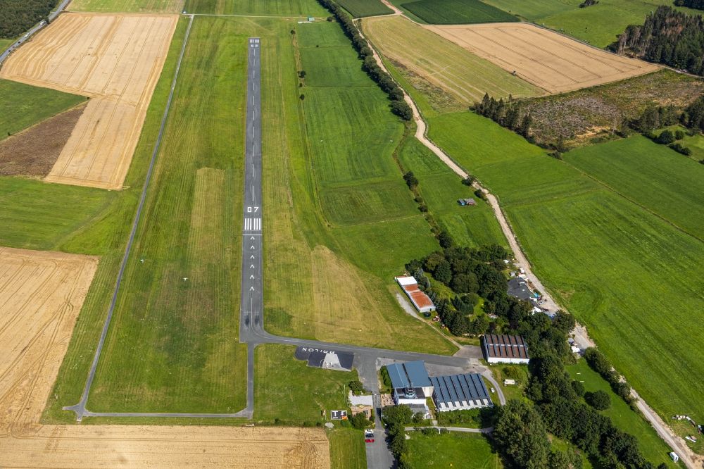 Brilon aus der Vogelperspektive: Flugplatz in Brilon im Bundesland Nordrhein-Westfalen, Deutschland
