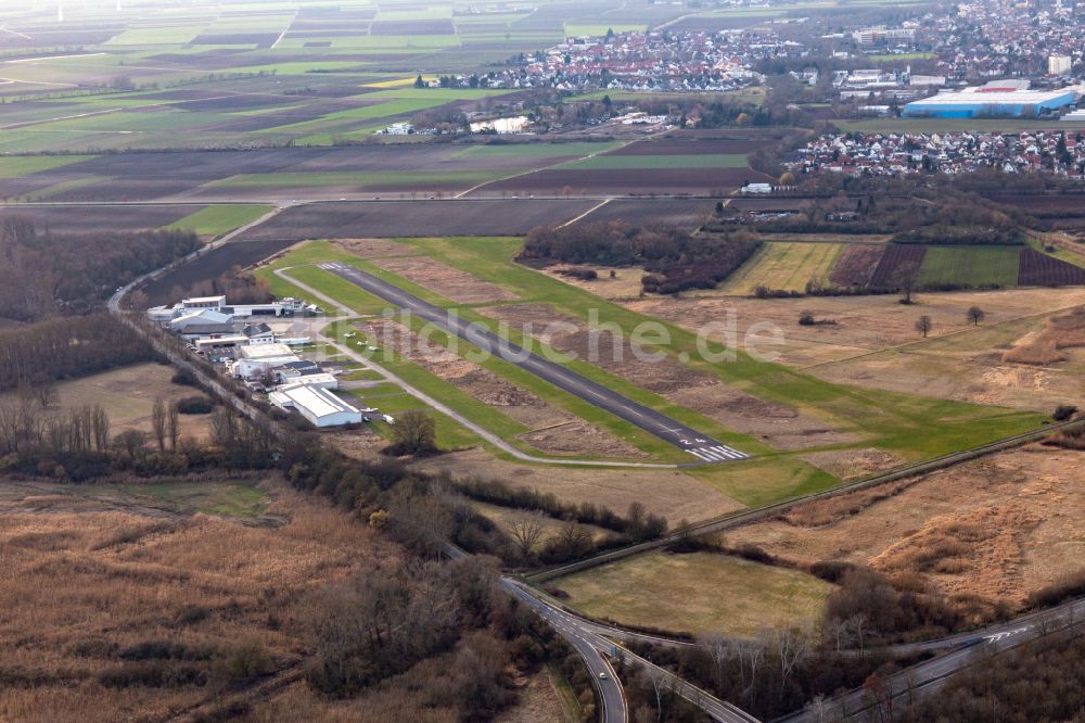 Worms aus der Vogelperspektive: Flugplatz der Flugplatz GmbH Worms in Worms im Bundesland Rheinland-Pfalz, Deutschland