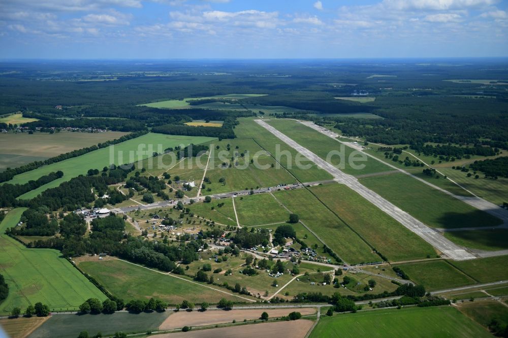 Lärz aus der Vogelperspektive: Flugplatz der Flugplatz Müritz Airpark in Lärz im Bundesland Mecklenburg-Vorpommern, Deutschland