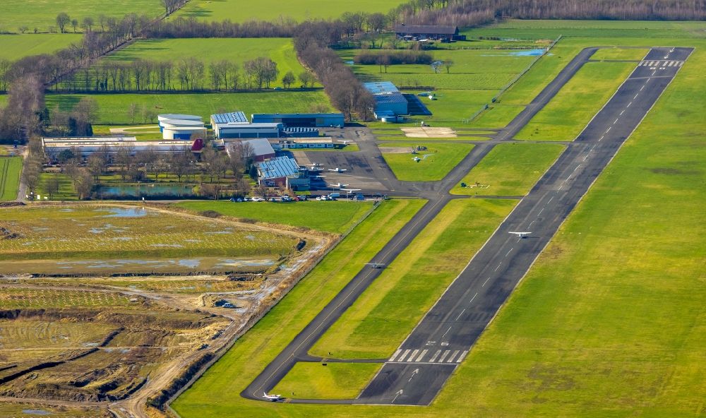 Luftaufnahme Hünxe - Flugplatz Flugplatz Schwarze Heide in Hünxe im Bundesland Nordrhein-Westfalen, Deutschland