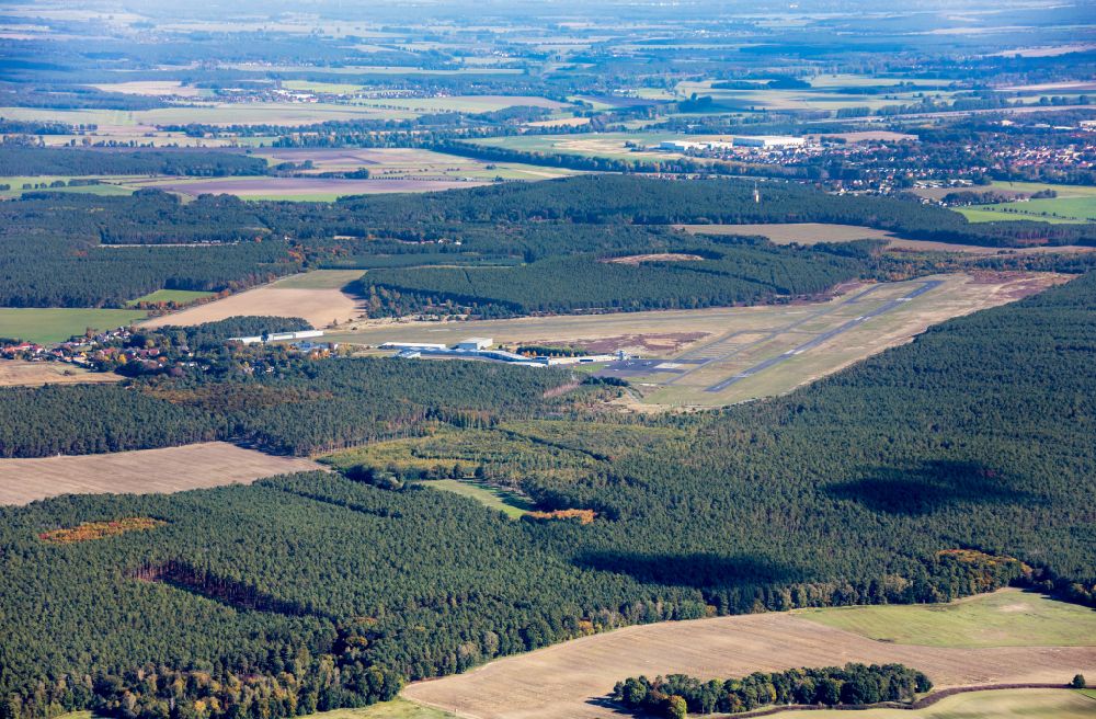 Schönhagen aus der Vogelperspektive: Flugplatz der Flugplatzgesellschaft Schönhagen mbH in Schönhagen im Bundesland Brandenburg