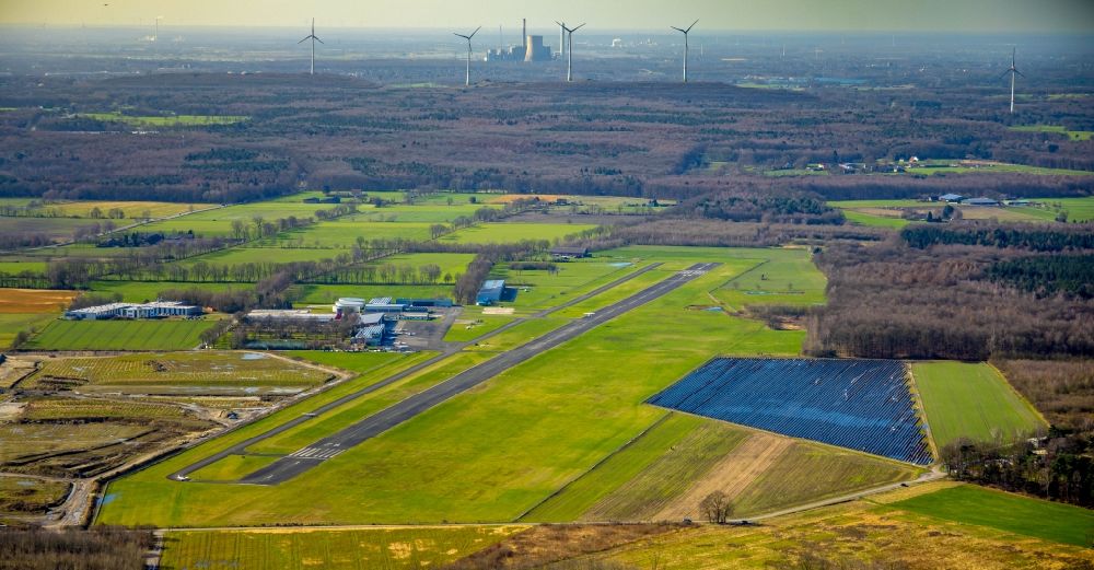 Hünxe aus der Vogelperspektive: Flugplatz der Flugplatzgesellschaft Schwarze Heide mbH in Hünxe im Bundesland Nordrhein-Westfalen, Deutschland