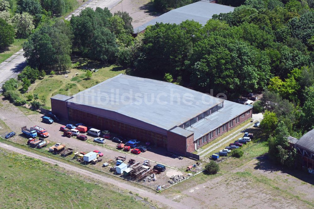 Luftaufnahme Werneuchen - Flugplatz- Hangar im Gewerbegebiet in Werneuchen im Bundesland Brandenburg, Deutschland