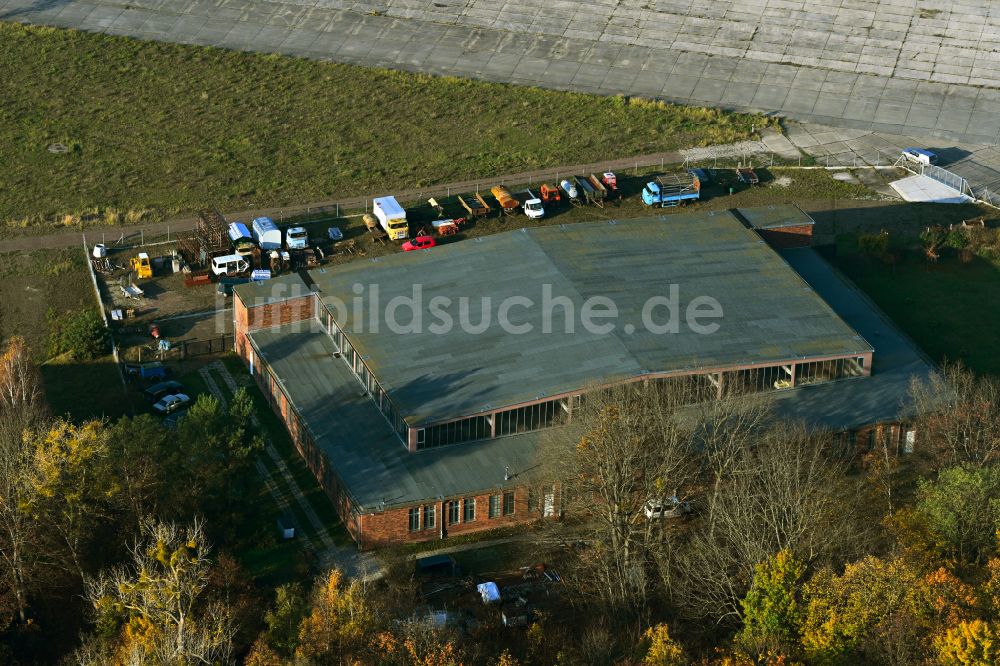 Werneuchen aus der Vogelperspektive: Flugplatz- Hangar im Gewerbegebiet in Werneuchen im Bundesland Brandenburg, Deutschland