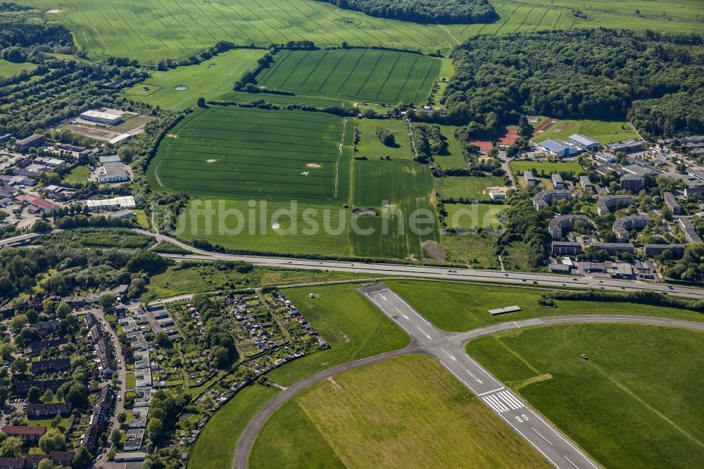 Altenholz aus der Vogelperspektive: Flugplatz Holtenau in Kiel im Bundesland Schleswig-Holstein, Deutschland