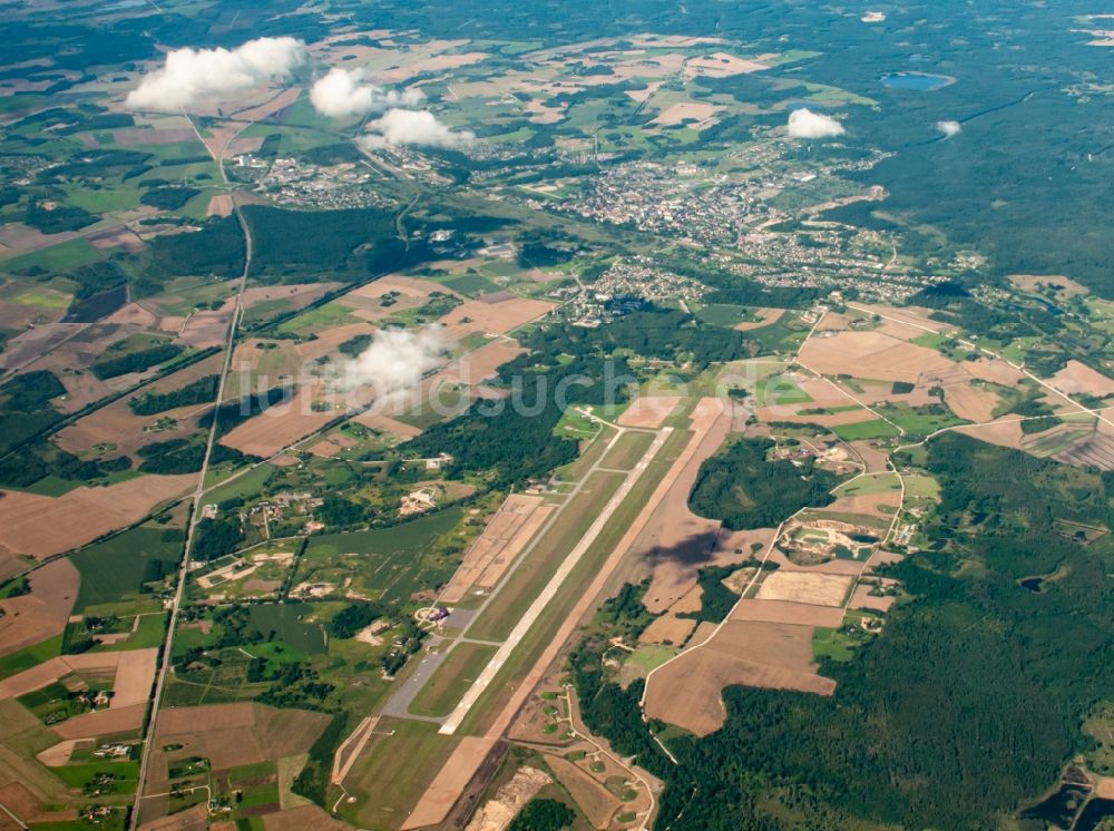 Luftaufnahme Zvirbuli - Flugplatz Jurmala in Zvirbuli in Bezirk Engure, Lettland