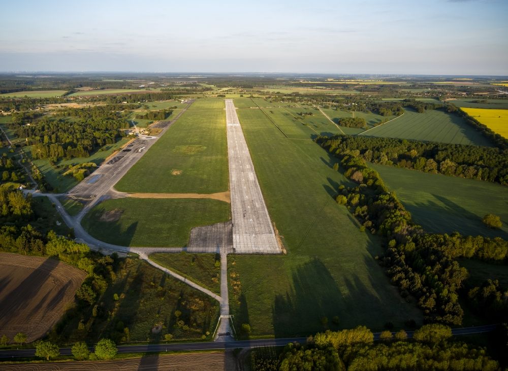 Lärz aus der Vogelperspektive: Flugplatz Müritz Airpark in Lärz im Bundesland Mecklenburg-Vorpommern