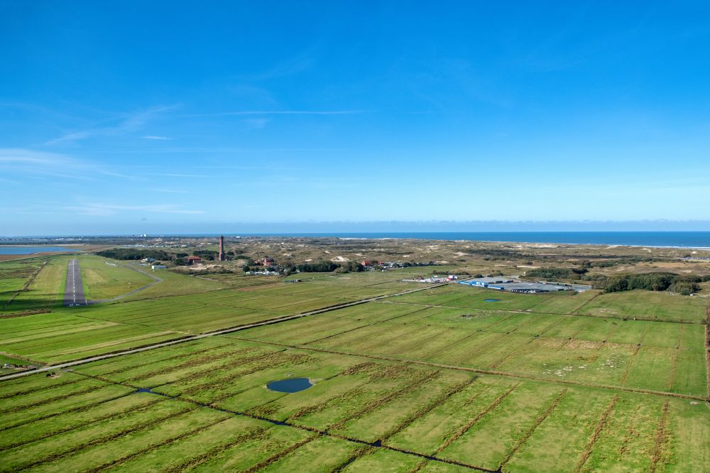 Luftaufnahme Norderney - Flugplatz Norderney mit Dünenfläche auf der Nordseeinsel Norderney im Bundesland Niedersachsen