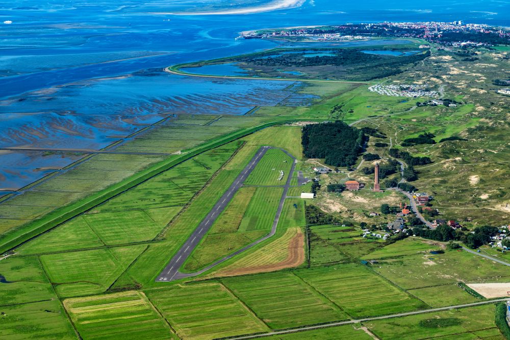 Norderney aus der Vogelperspektive: Flugplatz Norderney mit Dünenfläche auf der Nordseeinsel Norderney im Bundesland Niedersachsen