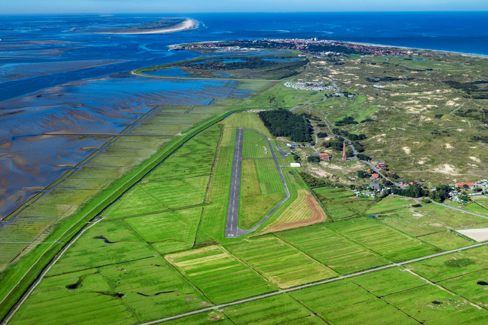 Luftbild Norderney - Flugplatz Norderney mit Dünenfläche auf der Nordseeinsel Norderney im Bundesland Niedersachsen