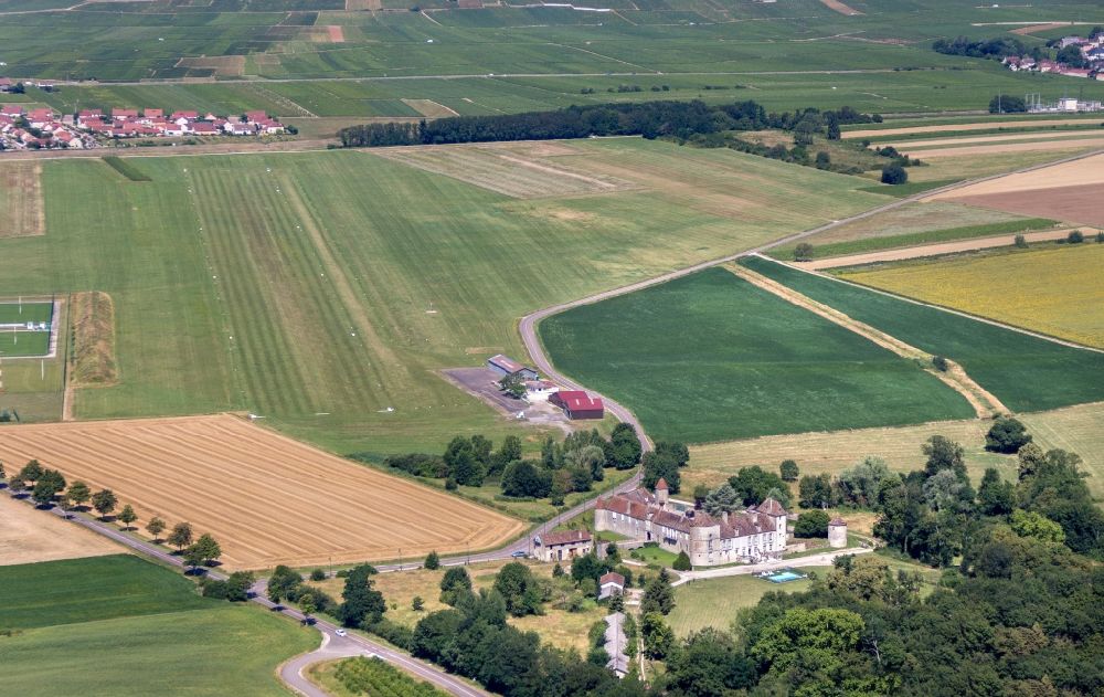 Luftaufnahme Boncourt-le-Bois - Flugplatz Nuits-Saint-Georges und Chateau de la Berchere in Boncourt-le-Bois in Bourgogne Franche-Comte, Frankreich