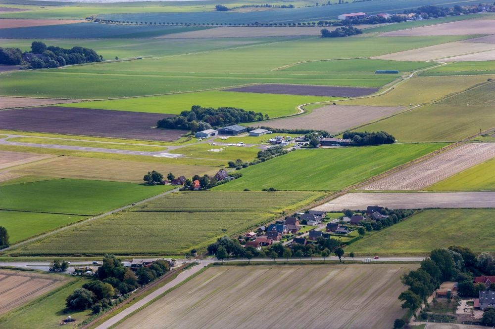Oesterdeichstrich aus der Vogelperspektive: Flugplatz in Oesterdeichstrich im Bundesland Schleswig-Holstein, Deutschland