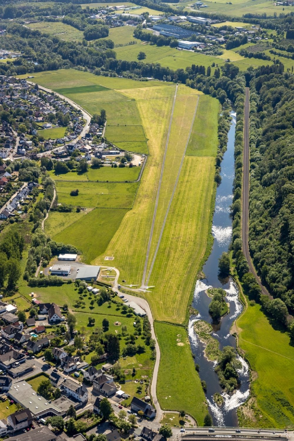 Arnsberg aus der Vogelperspektive: Flugplatz Oeventrop im Ortsteil Oeventrop in Arnsberg im Bundesland Nordrhein-Westfalen, Deutschland