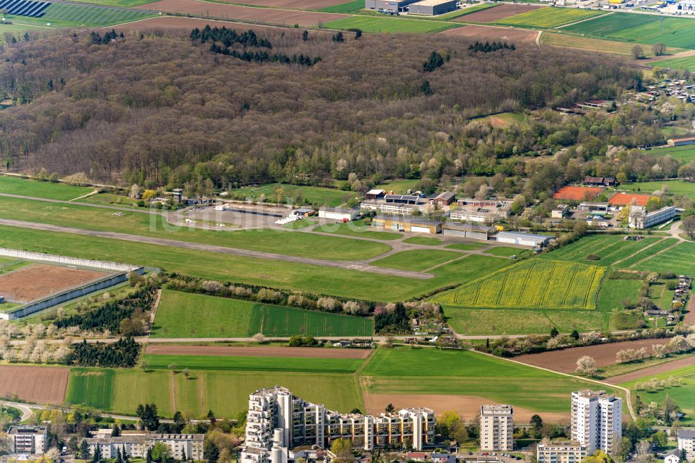 Offenburg von oben - Flugplatz in Offenburg (EDTO) mit Hallen und Vorfeld im Bundesland Baden-Württemberg, Deutschland