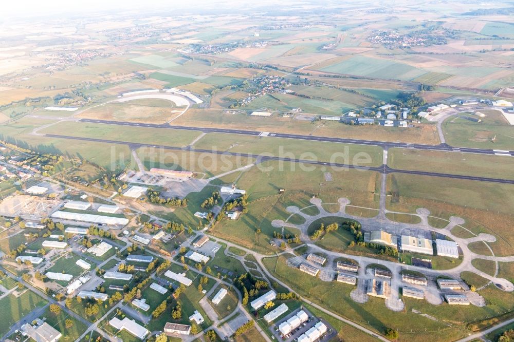 Bourscheid aus der Vogelperspektive: Flugplatz in Saint-Jean-Kourtzerode in Grand Est, Frankreich