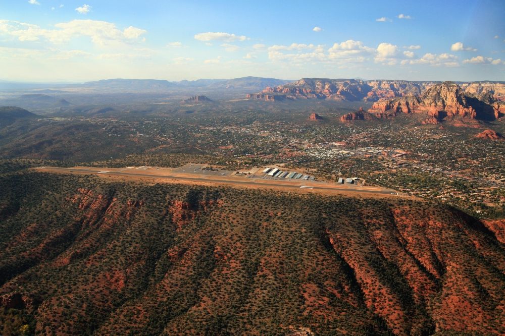 Luftbild Sedona - Flugplatz Sedona in der Felsen- und Berglandschaft bei Sedona in Arizona in USA