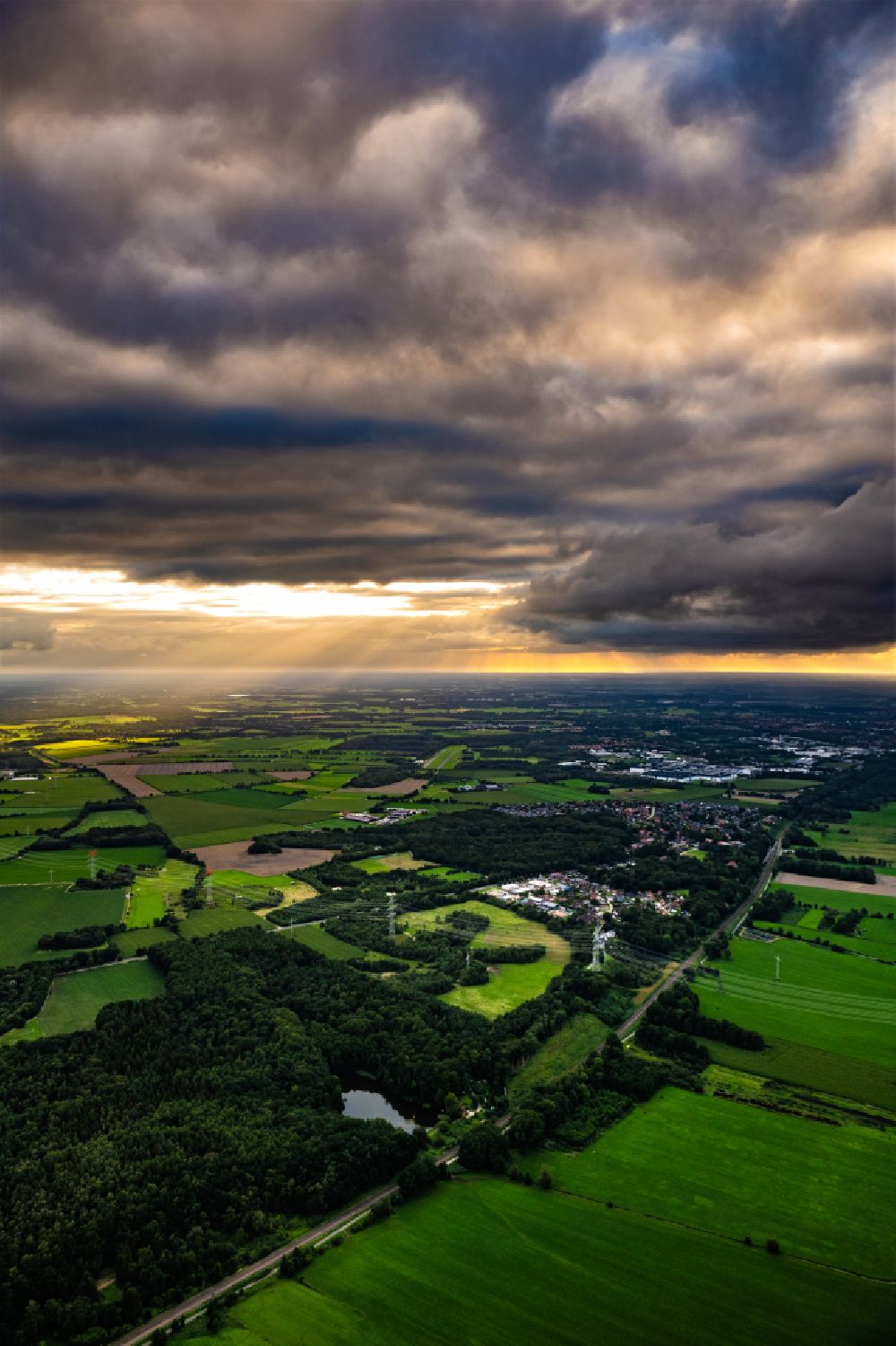 Luftaufnahme Stade - Flugplatz Stade im Sonnenuntergang im Bundesland Niedersachsen, Deutschland