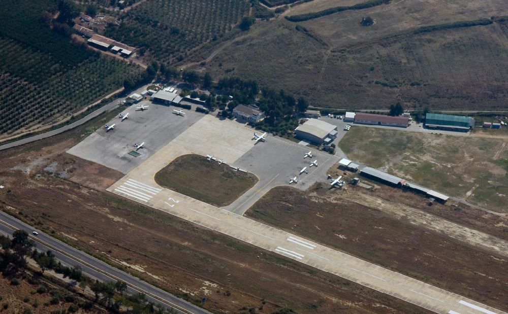 Selcuk aus der Vogelperspektive: Flugplatz der Stadt Selcuk in der Region Mugla in der Türkei
