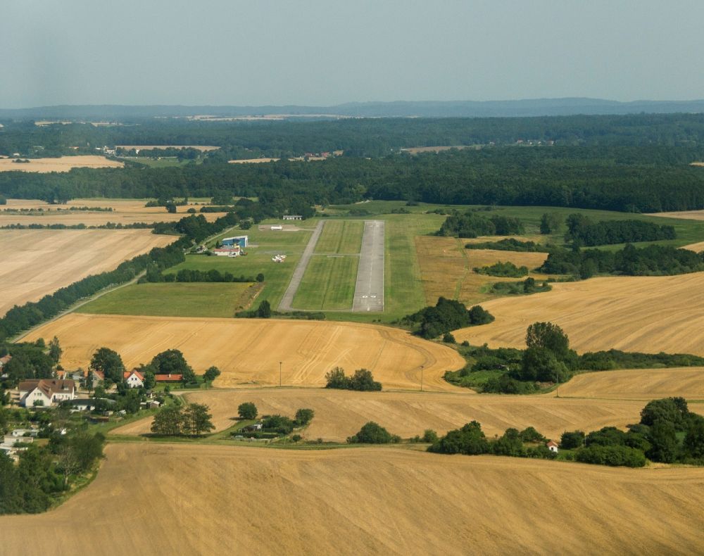 Luftbild Dreschvitz - Flugplatz / Verkehrslandeplatz Güttin bei Dreschwitz auf der Insel Rügen im Bundesland Mecklenburg-Vorpommern