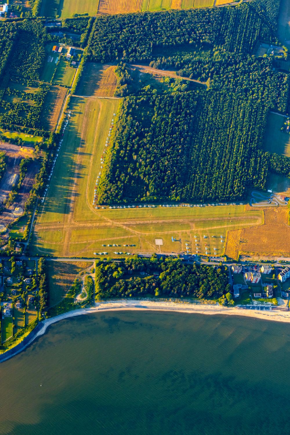 Luftbild Wyk auf Föhr - Flugplatz Wyk in Wyk auf Föhr im Bundesland Schleswig-Holstein, Deutschland