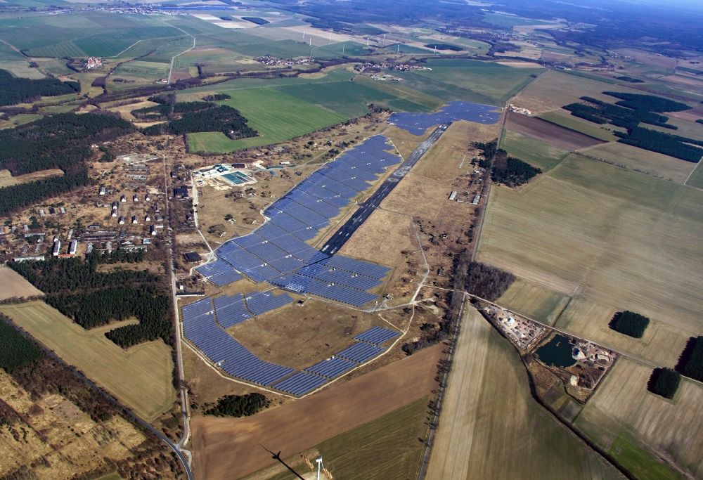 Luftaufnahme Zerbst - Flugplatz Zerbst und Photovoltaikpark auf den Freiflächen des Flugplatzes Zerbst im Bundesland Ssachsen-Anhalt