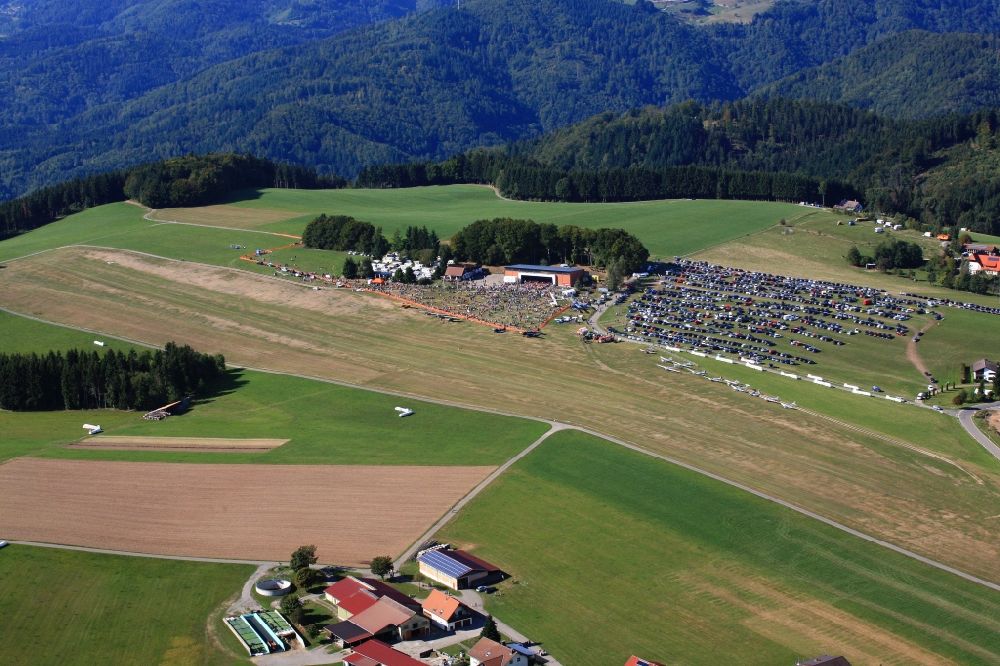 Rickenbach aus der Vogelperspektive: Flugtag auf dem Segelflugplatz der Luftsportgemeinschaft Hotzenwald in Rickenbach im Bundesland Baden-Württemberg